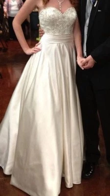 Alfred Angelo Allure Strapless Bridal Size 8 Strapless Gown w/ POCKETS Veil Inc. - Image 1 of 4