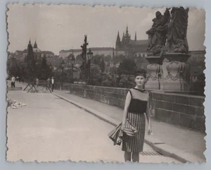 Prag Tschechien 1966 -  junge Frau auf der Karlsbrücke Baustelle - Foto - Picture 1 of 2