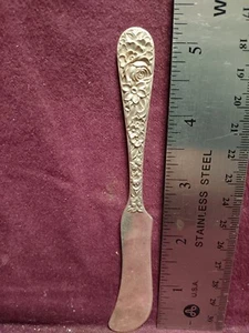 Sterling S Kirk & Son  REPOUSSE  FLAT BUTTER SPREADER 5 1/4" 28 grams No Mono - Picture 1 of 4
