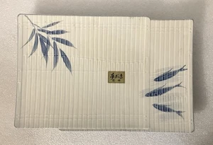 Plato de servir rectangular hecho en Japón blanco azul pescado decoración japonesa - Imagen 1 de 5