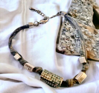 Pulsera Lia Sophia Triple Cuero Cordones Tono Plateado Dijes Y Cuentas Foto 1 de 4