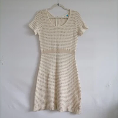 Vestido suéter metálico Sparrow para mujer tejido crema y dorado cuello redondo talla grande Foto 1 de 4