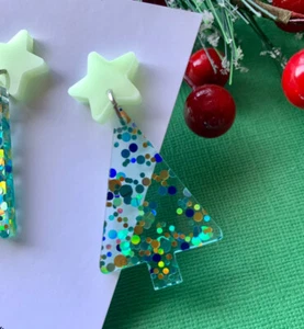 Christmas Tree Earrings, Clear Acrylic Polka Dots, Silver Glitter, Glow Stars - Picture 1 of 3