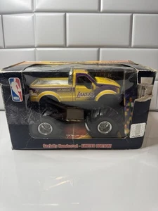Los Angeles Lakers Ford F-350 2003 Monster Truck Limited Edition Fleer 1:32 - Picture 1 of 11