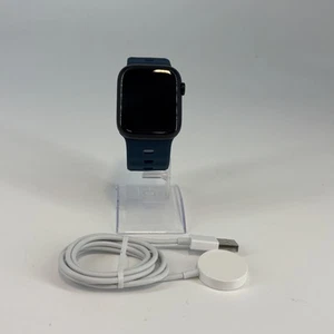 Apple Watch (seria 7) 45mm czarny aluminium z niebieskim paskiem (LTE) - stan bardzo dobry. - Zdjęcie 1 z 5