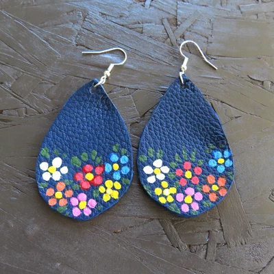 Pendientes lágrima de cuero genuino hechos a mano flores azules pintadas a mano arte mexicano Foto 1 de 4