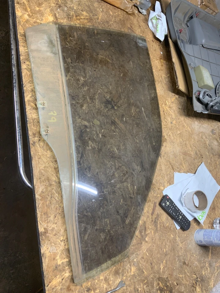 Suzuki Grand Vitara XL-7 2004 Vitara 4 puertas pasajero puerta delantera derecha ventana vidrio Foto 1 de 3