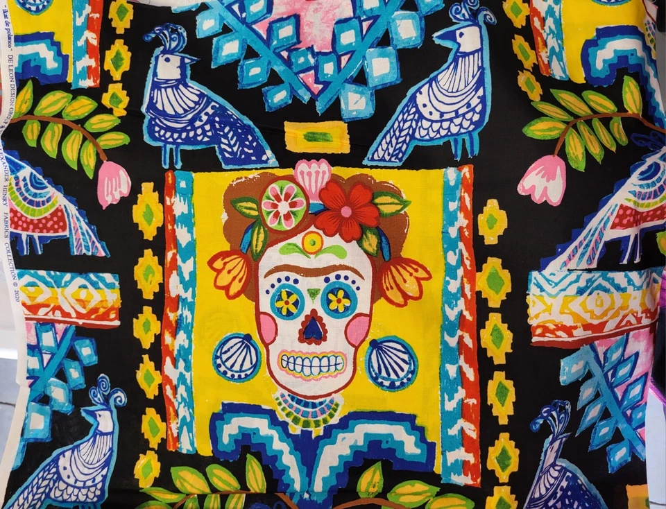 Alexander Henry Ikat de Palanco Frida Kahlo Calavera de Azúcar Tela de Algodón Negro Por POR Y Foto 1 de 1
