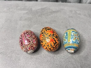 Uova in legno vintage dipinte a mano colorate design decorativo 2,5 pollici Russia - Foto 1 di 19