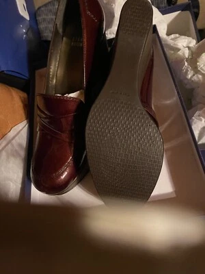 STUART WETZMAN 9.5 码楔形专利皮革勃艮第惊人的一对 — 第 1/2 张图片