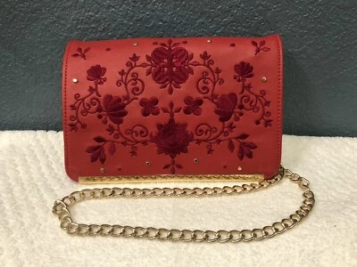 Cartera Neiman Marcus para mujer roja de cuero vegano con tachuelas bordada cadena dorada  Foto 1 de 4