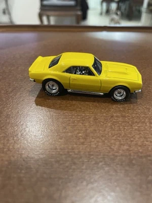 HOT WHEELS 2026 PROTOTIPO DI FABBRICA COLORE CORSA 67 CAMARO GIALLO/VERI PILOTI - Immagine 1 di 4