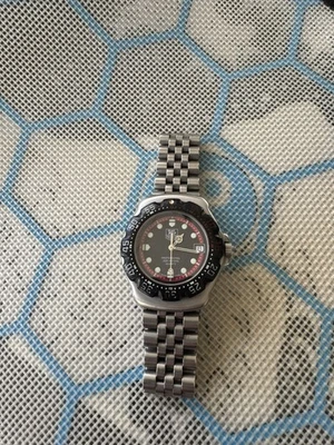 Reloj de cuarzo Tag Heuer Formula 1 profesional 200M 374.513 esfera negra/roja USADO Foto 1 de 4