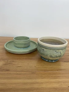 Keramik Teller/Schale und Tasse Kunsthandwerk handgewachsen signiert blau/grün gestempelt Blume - Bild 1 von 22