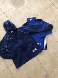 Regenjacke und Sportdress blau Adidas mit Initialen MK und Werbeaufdruck Gr. 152 - Bild 1 von 6