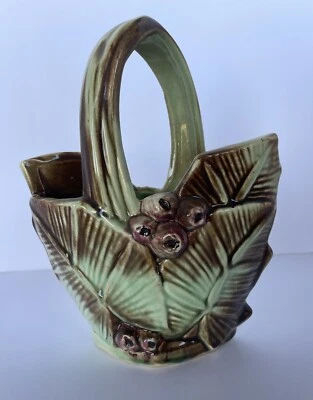 Jarrón o maceta vintage McCoy Art Pottery bayas y hojas con mango cesta años 40 Foto 1 de 4