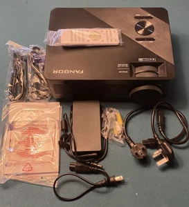 Multimedia Beamer von Fangor: F-402 HD 1080P HDMI WLAN Bluetooth USB komplett - Bild 1 von 10