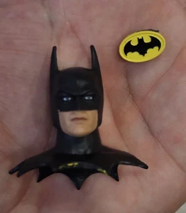 McFarlane DC Multiverse 1989 Michael Keaton Batman Kopf Wasserfallhals Post Peg Logo - Bild 1 von 5