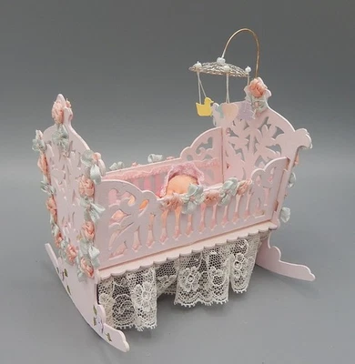 Cuna de bebé pintada a mano vintage única con miniatura para casa de muñecas 1:12 Foto 1 de 4