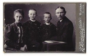 Fotografie L. Behning, Wilster i. H., Markt 14, Bürgerliches Paar mit zwei Söhn - Bild 1 von 2