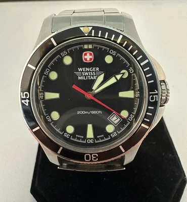 Reloj Wenger Suizo Militar Redondo Tono Plateado Negro Esfera Texturizada Fecha - 79176 - Imagen 1 de 4