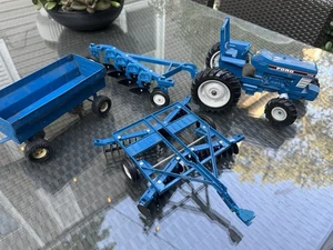 Oldtimer Ford 7710 Ertl Farm Set - Bild 1 von 12