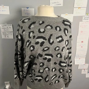 KENDALL & KYLIE SWEATER XXL WOMENS ANIMAL PRINT PULLOVER Grey Leopard Knit - Picture 1 of 8