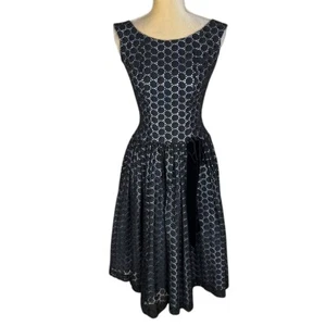 Abito Winnie Marsh nero occhiellato pizzo senza maniche fiocco linea A XS - piccolo anni '50 - Foto 1 di 11