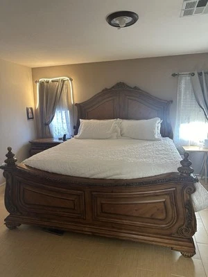 Bedroom Set King - 4 PIECES INCLUDED - Image 1 of 4