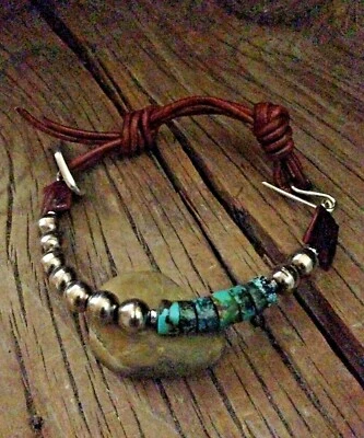 Brazalete de cuero Sundance negro o marrón con cuentas de turquesa y ley para hombre Foto 1 de 4