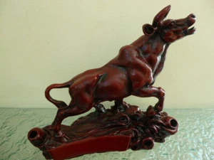 Estatuilla de toro de resina roja china borgoña boca abierta para sostener moneda zodiaco suerte - Imagen 1 de 10