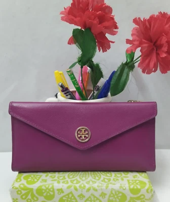Cartera plegable Tory Burch de cuero púrpura con cremallera y bolsillo para tarjetas de crédito Foto 1 de 4