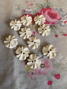10 Vintage WHITE Flower Buttons - Picture 1 of 2