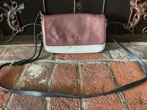 Bolso Bandolera Kate Spade Marrón Beige Negro Cuero Guijarro Cremallera y Solapa Magnética - Imagen 1 de 12