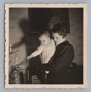 Mutter mit Kinde am Weihnachtsbaum - Altes Foto 1930er - Picture 1 of 2
