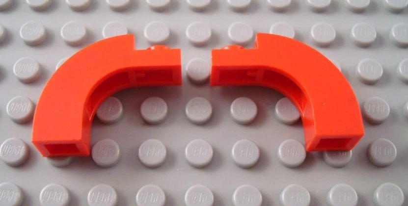 LEGO Lot of 2 Red 1x3x2 Curved Arch Bricks - Image 1 of 1