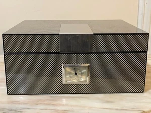 Humidor de cigarros de madera de fibra de carbono Bey-Berk con detalles de acero inoxidable de segunda mano. - Imagen 1 de 9