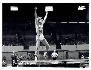 1975 Vintage Photo setting record high jumper Dwight Stones at Millrose Games - Picture 1 of 2