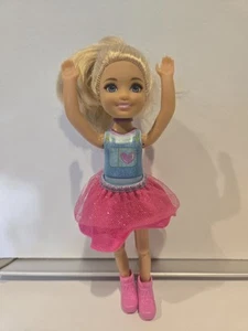 Barbie Club Chelsea Muñeca Corazón Revestido Falda Zapatos Cabello Rubio Ojos Azules DYL42 - Imagen 1 de 6
