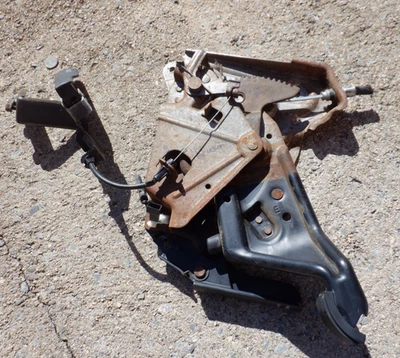 1999 - 2003 年福特 F250 Excursion 紧急停车制动踏板释放手柄 — 第 1/4 张图片