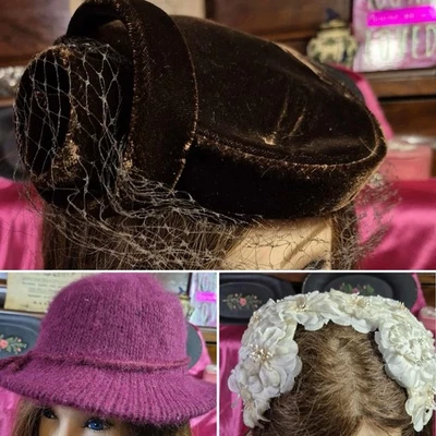 Sombreros Vintage - Pastillero Terciopelo Marrón, Cloche de Lana Púrpura, Pelo Floral Blanco Foto 1 de 4