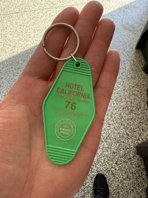 Llavero estilo motel antiguo The Eagles Hotel California 1 Dark Desert Highway 76 Foto 1 de 2