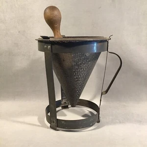 PV06964 Vintage Unusual Standing Galvanized Food Mill / Ricer with Wood Masher - Foto 1 di 12