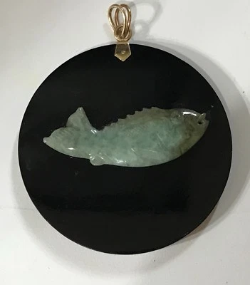 OOAK Green Carved Fish Jadeite Jade Black Onyx Round 14K Yellow Gold Pendant Foto 1 de 4