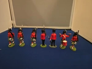 7 Britains All Plastic British-regiments Scots Guard Pipers Band + Royal Guard - Picture 1 of 7