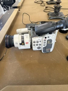 Canon L2 Hi8 8mm Video Camcorder with MANY Accessories - Picture 1 of 21