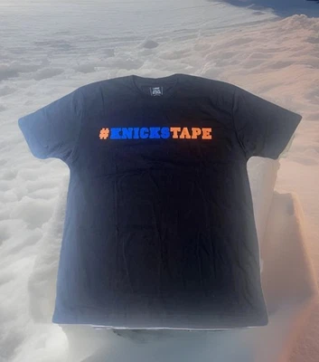New York Knicks #KnicksTape Logo Camiseta de Baloncesto Grande Negra NYK Oficial Nueva Foto 1 de 4