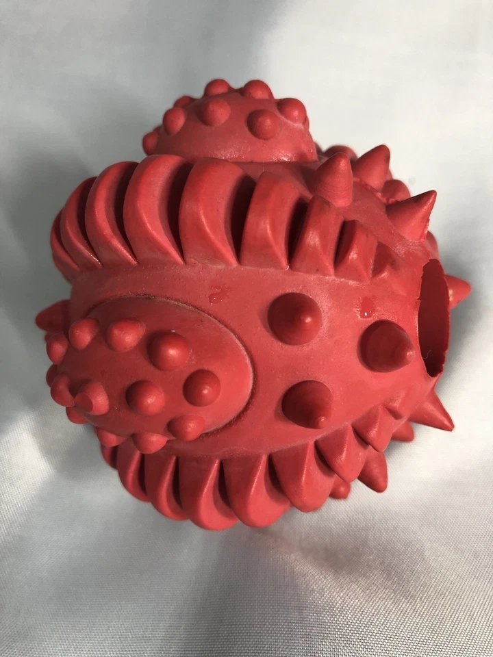 Petmate Dogzilla Knobby Treat Ball 3” - Rojo - Usado Foto 1 de 4