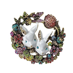 Broche de Pascua esmaltado y cristal conejitos y corona tono dorado - Imagen 1 de 2