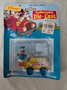 Autobús escolar Arco Walt Disney coleccionable Die Cast Donald Duck - Nuevo en paquete - Imagen 1 de 2
